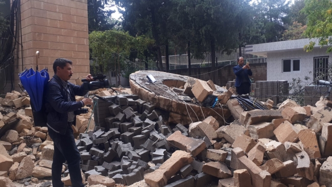 Adıyaman'da caminin minaresi ambulansın üzerine düştü